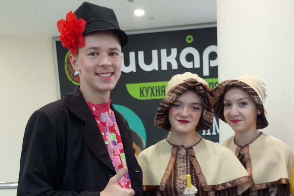 Молодежь тоже с удовольствием отплясывала кадриль.