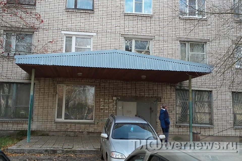 Общежитие располагается в 20 метрах от Селигера. Фото: ТИА