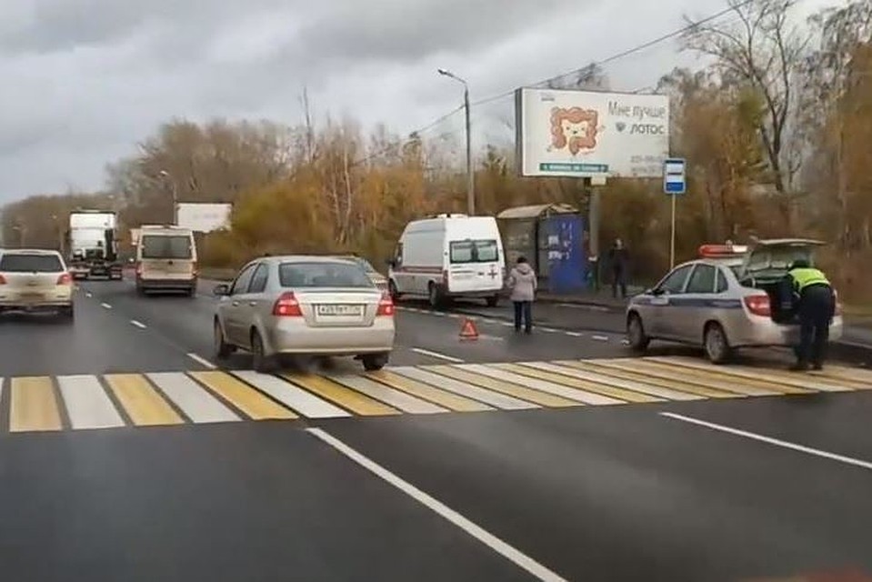 Женщина переходила дорогу по нерегулируемому переходу. Фото: кадр с видео