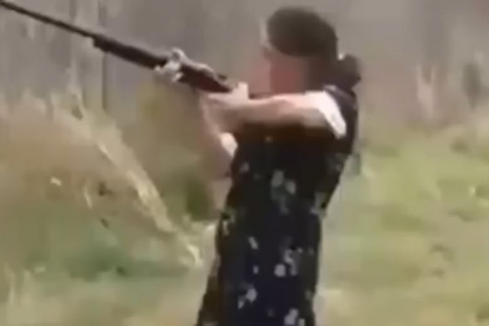 Дагестанская бабушка стреляла с ружья и сорвалась