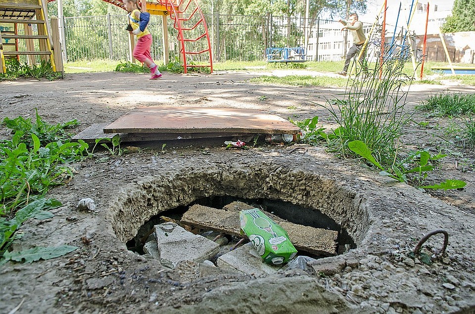 Рядом с детскими площадками могут быть открытые люки колодцев