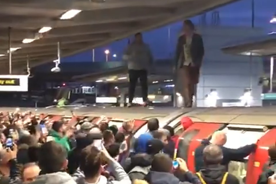 Защитники климата подрались с пассажирами метро во время акции протеста.