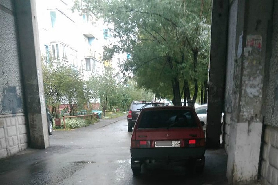 Обычно эта арка всегда заставлена машинами.