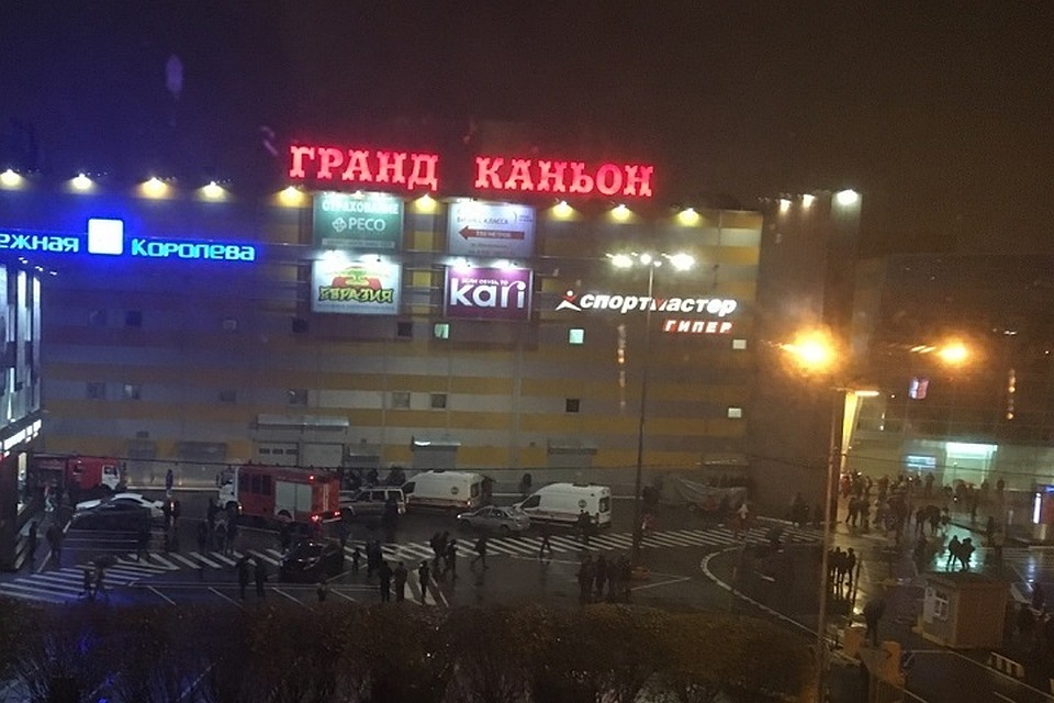 Вечером 17 октября из-за задымления эвакуировали ТРК "Гранд Каньон". Фото: vk.com/spb_today