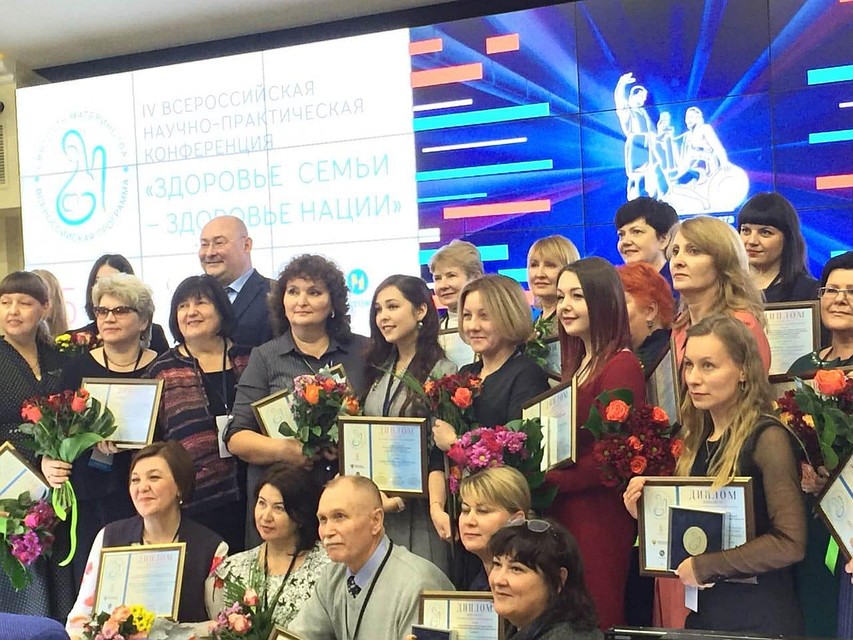 НАталья Тарина получила спецприз номинации «Лучший психолог по доабортному консультированию». Фото: администрация Волгоградской области