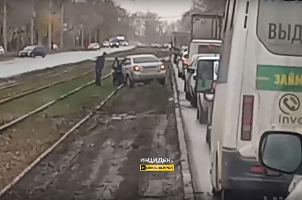 В Новосибирске водитель, который объезжал пробку, застрял на трамвайных путях. Фото: Кадр из видео