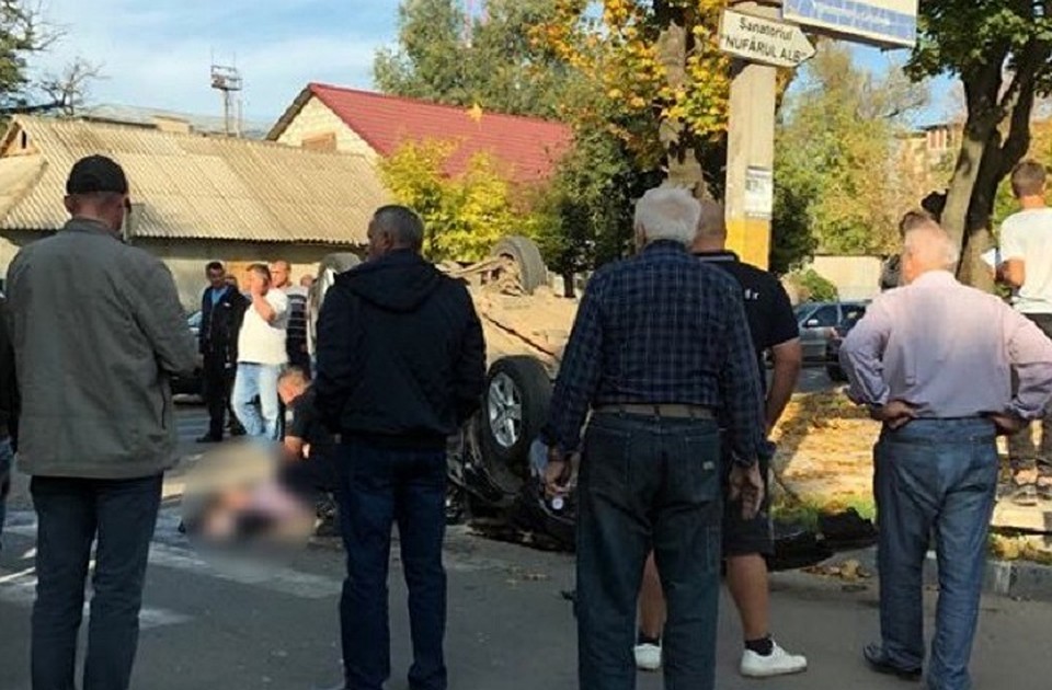 Один из автомобилей в результате столкновения перевернулся. Фото: скриншот видео