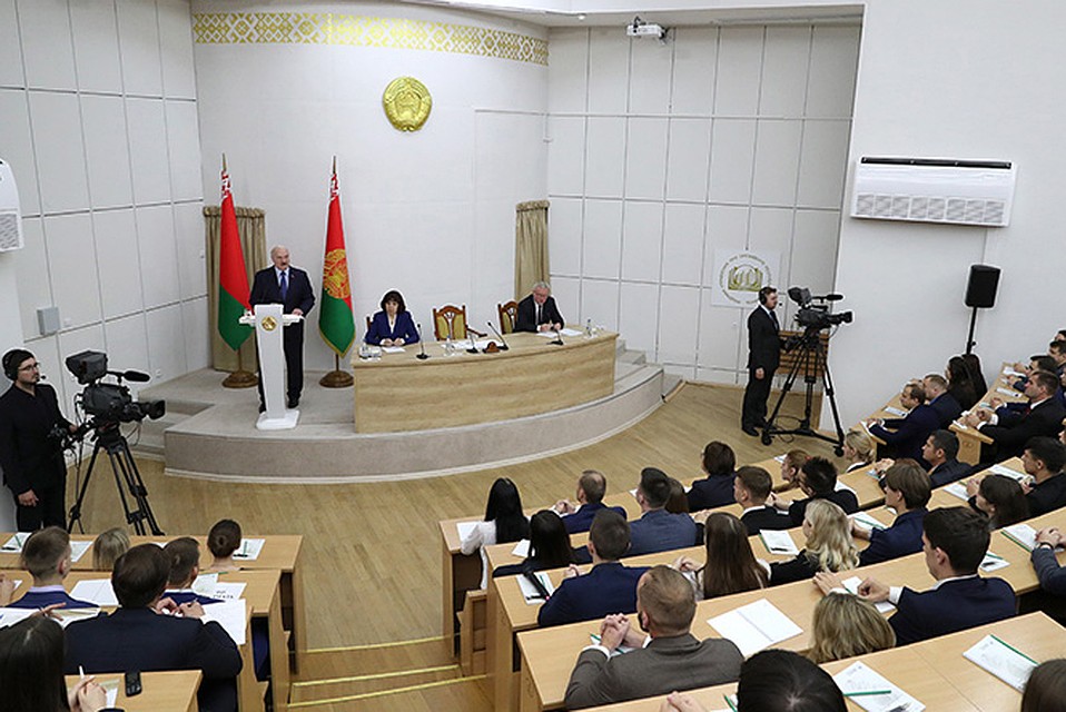 Президент пообщался со студентами и преподавателями Академии управления. Фото: president.gov.by