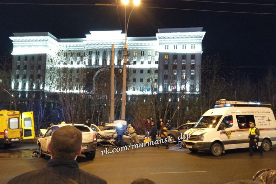 Столкновение двух машин произошло на спуске проспекта Ленина у здания ФСБ. Фото: vk.com/murmansk_dtp