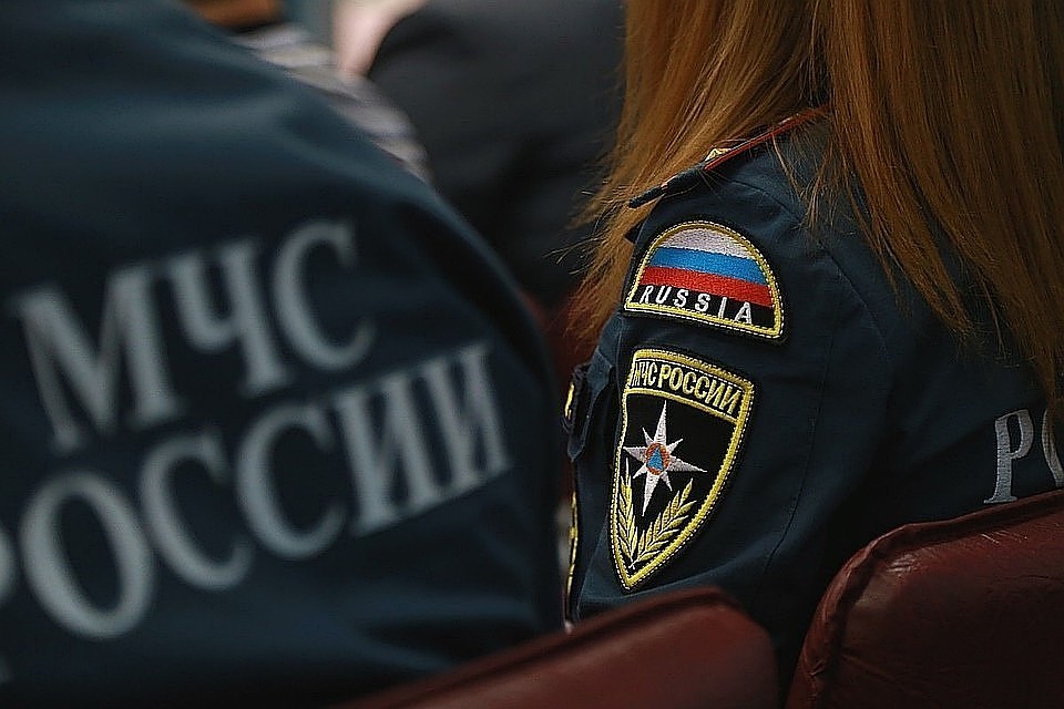В МЧС сообщили, что площадь пожара достигла 500 квадратных метров