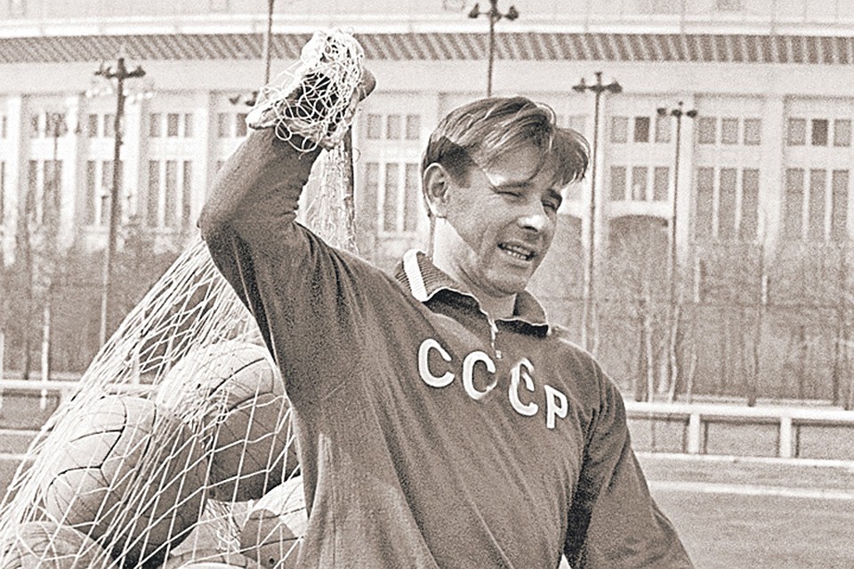 Лев Яшин в «Лужниках» после тренировки. Фото: Вячеслав Ун Да-син/ТАСС