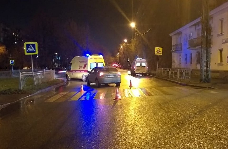 Бабушка с внуком переходили дорогу по зебре, а водитель их не пропустил. Фото: ГИБДД по Екатеринбургу
