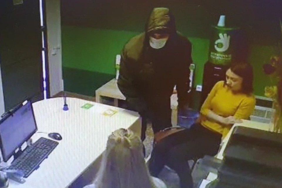 Полицейские просят помощи граждан в поисках преступника. Фото: пресс-служба МВД по Новосибирской области