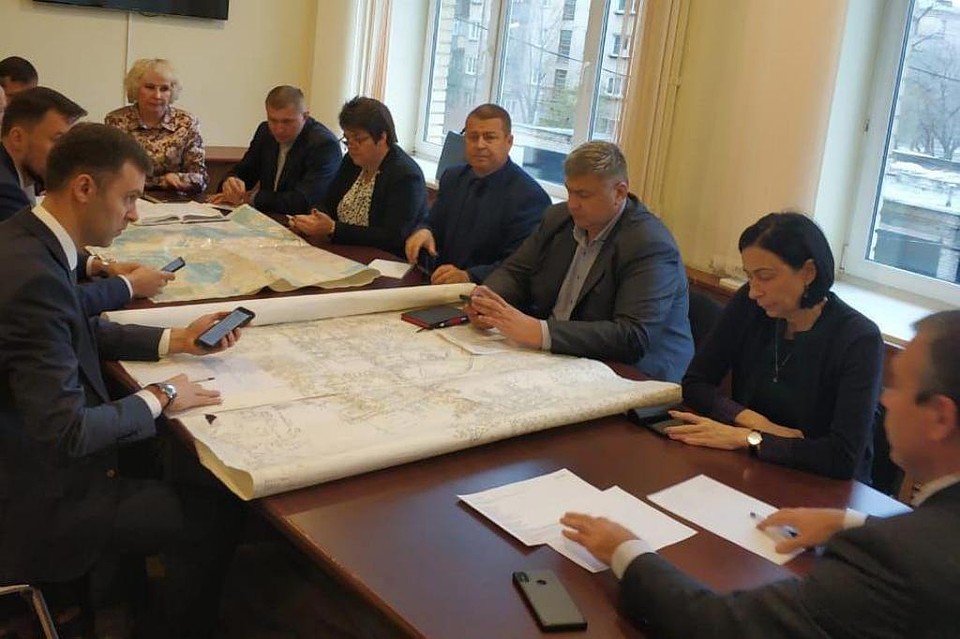 Чиновники заседают над картами отключенных улиц.Фото: cheladmin.ru