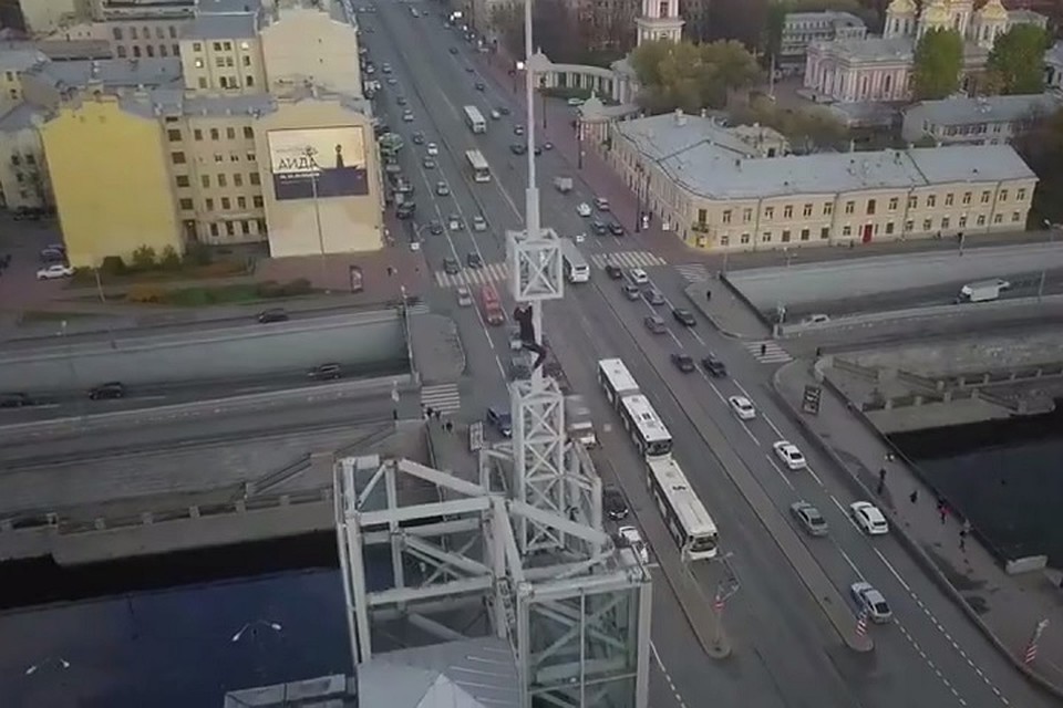 Руфер забрался на шпиль торгового центра «Лиговъ». Фото: instagram.com/p/B36NjpCBuYn/