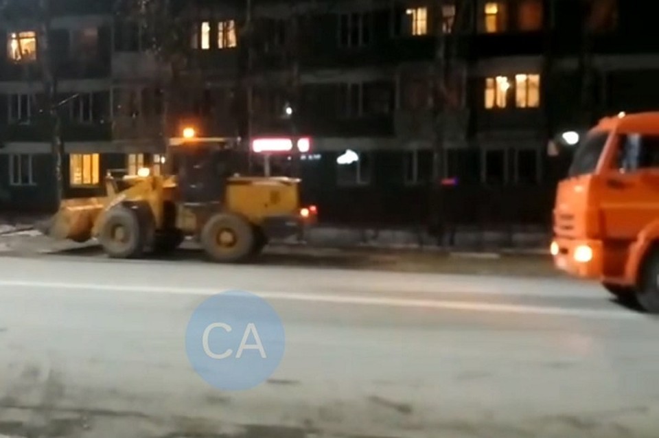 Соцсети позабавила уборка несуществующего снега в Новосибирске. Фото: Кадр из видео