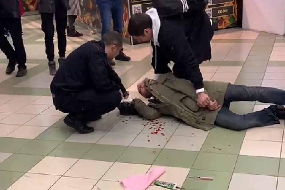 71-летний пенсионер порезал полицейского в ТК "Сенная" в центре Петербурга