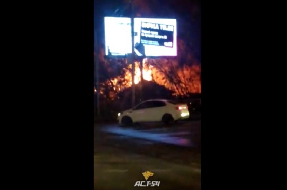 В Новосибирске загорелся частный дом. Фото: Кадр из видео