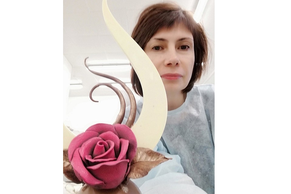 Оксана Кокорина и не предполагала какие чудеса можно делать из шоколада. Автор фото: Лидия ВЯЗОВИКОВА