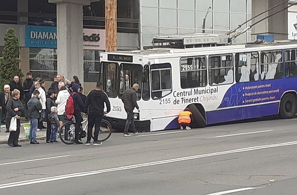 В Кишиневе у старого троллейбуса во время движения отлетело колесо. Фото: соцсети