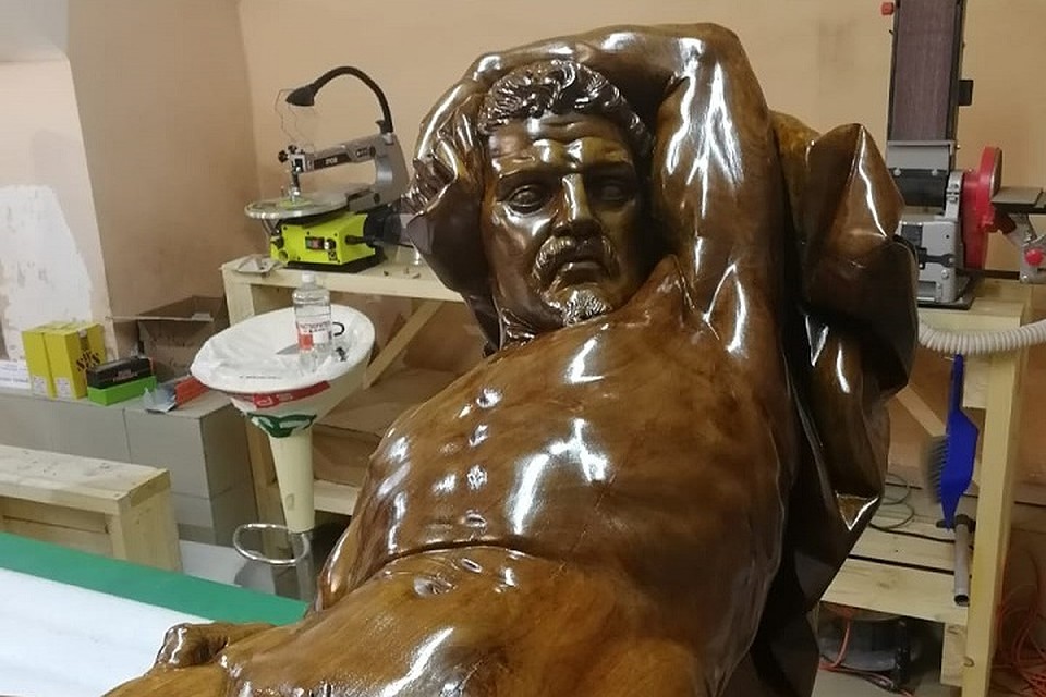 Уникальных деревянных атлантов из особняка Дурново привели в порядок. Фото: КГИОП СПб