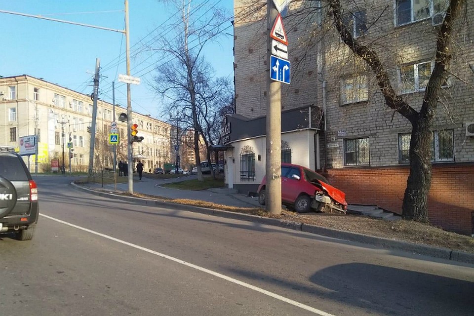 Неуправляемый Nissan в Хабаровске протаранил припаркованное авто и врезался в дом