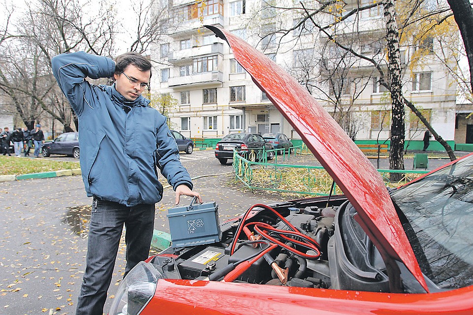 Часто аккумулятор разряжается по вине самих автовладельцев.