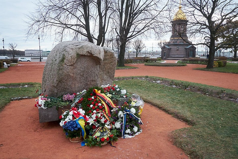 Почтить память репрессированных ленинградцев вышли сотни горожан.