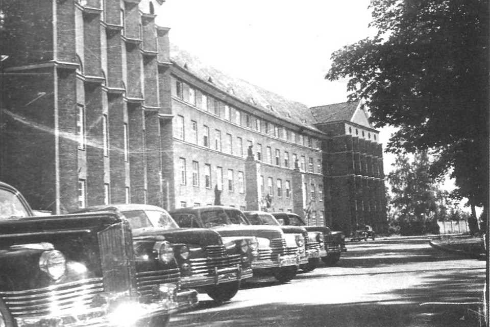 1949 год. Гордость отечественного автопрома на стоянке у обкома ВКПб. Сейчас в этом здании располагается правительство области.