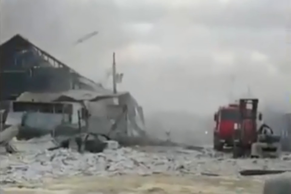 Последствия пожара в складских цехах Кемерова попали на видео.ФОТО: Кадр видео