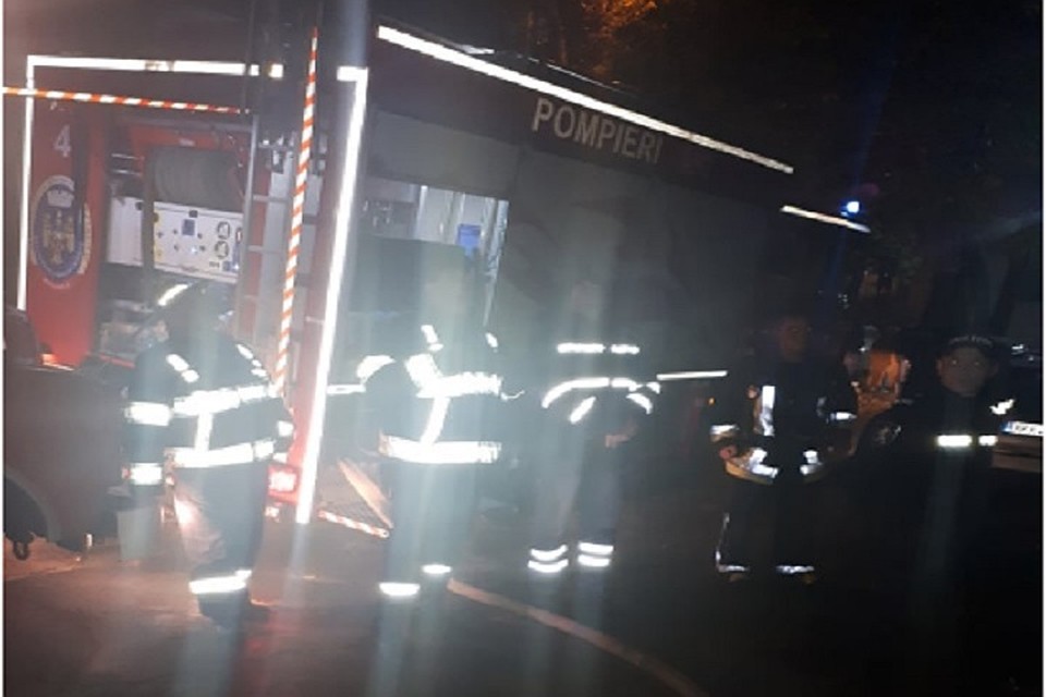 Пожарным приходилось выносить детей из горящего подъезда - к счастью, никто не пострадал (Фото: dse.md).