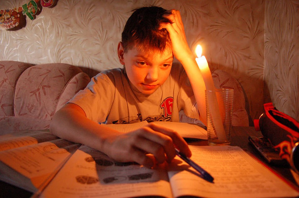 Власти Кыргызстана уверяли, что зимой веерных отключений не будет. Но свечами все-таки лучше запастись.