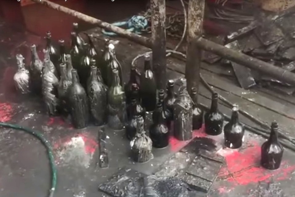 В общей сложности было обнаружено около 600 бутылок коньяка и 300 бутылок ликера.