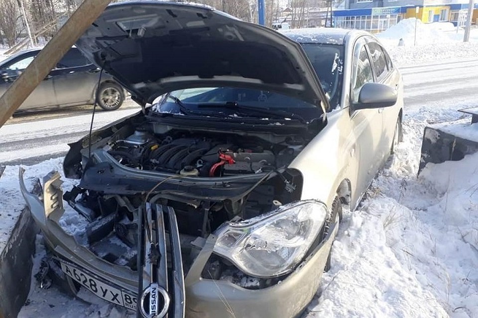 ДТП в Ноябрьске: автомобилист снес опору ЛЭП Фото: Госавтоинспекция Ямала