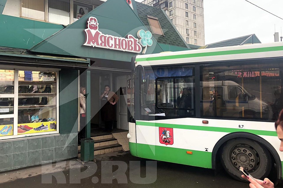 В Москве из-за приступа эпилепсии у водителя автобус въехал в ТЦ «На Фрязевской»