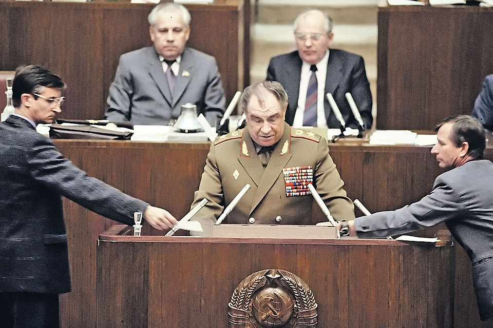 Исторический снимок. 1989 год, министр обороны Дмитрий Язов выступает перед Верховным Советом СССР. В президиуме - председатель Верховного Совета, генсек ЦК КПСС Михаил Горбачев и первый зампредседателя Анатолий Лукьянов. Фото: Сергей СУББОТИН/РИА Новости