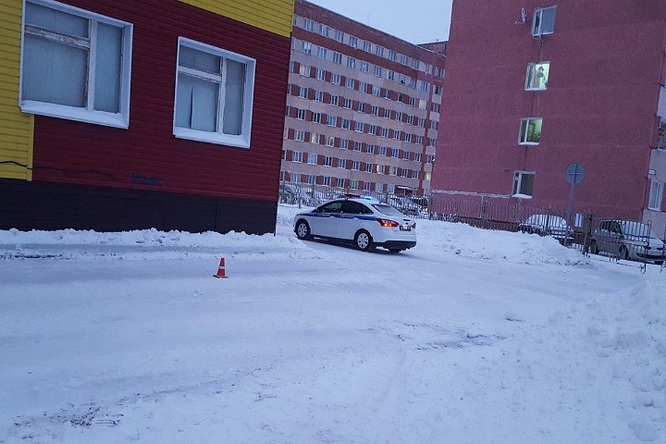 В Новом Уренгое на территории детсада автомобиль сбил женщину Фото: Госавтоинспекция Ямала