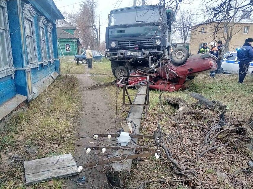 Жигули не уступило дорогу Камазу: двое погибли