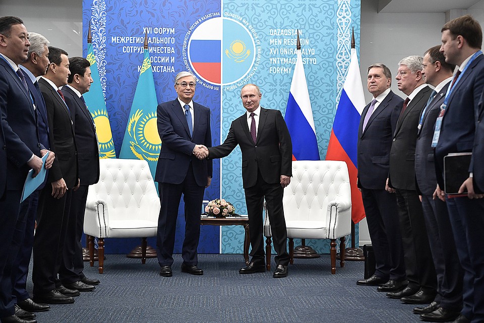Президент Казахстана Касым-Жомарт Токаев и президент РФ Владимир Путин во время встречи в Конгресс-холле. Фото: Алексей Никольский/ТАСС