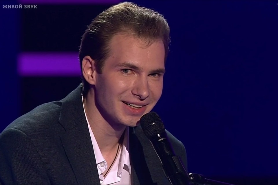 22-летний минчанин Роман Волознев выбрал для «слепых прослушиваний» песню Леонида Агутина «На сиреневой луне». Фото: кадр из видео