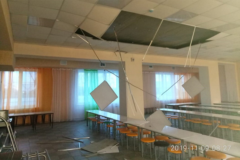 Потолок в новой школе. Фото: группа "Подслушано Сафакулево "Курганская область" в ВК
