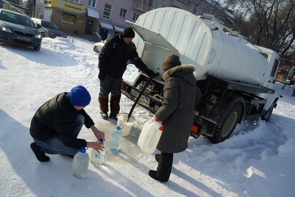 Жители требуют подвозить им чистую воду.