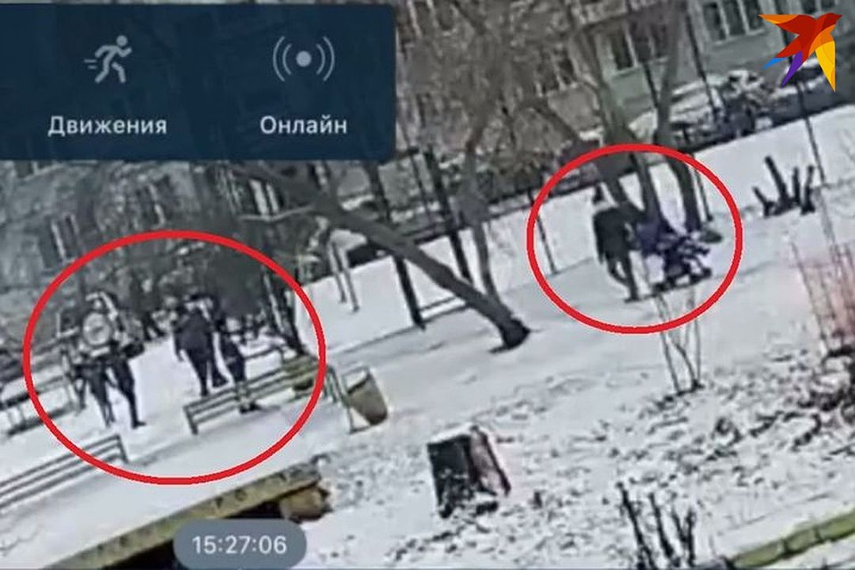 На кадрах видно, как школьника жестоко избивают. а женщина идет его спасать. Фото: скриншот из видео