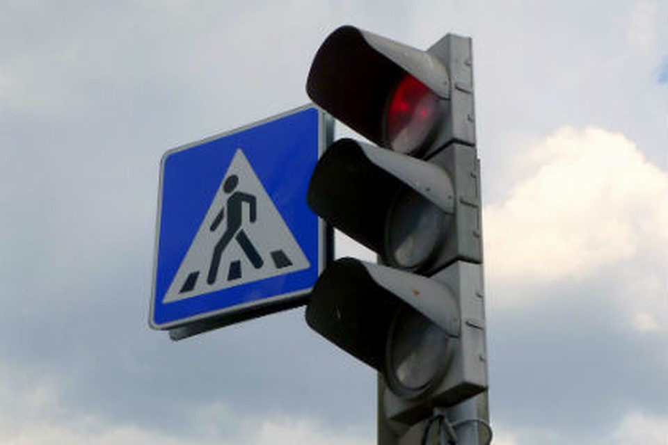Все случилось на тротуаре около "зебры".