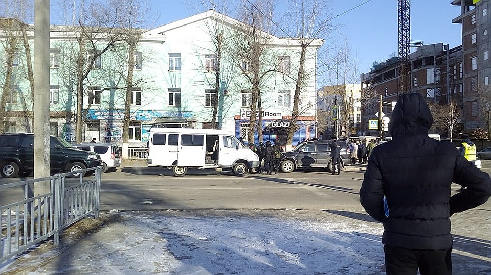 Оцепление у места стрельбы в колледже Благовещенска.