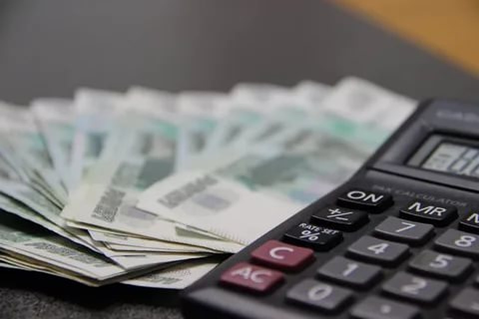 Суммы задолженности варьируются от нескольких тысяч до десятков тысяч рублей.