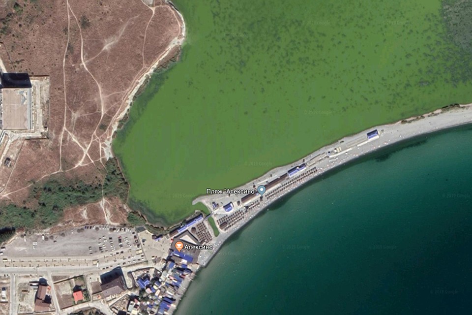 Даже на картах из космоса видно, что канал не соединяется с морем