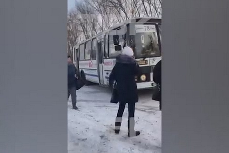 Кондуктор спасла полный салон пассажиров. Стоп-кадр видео