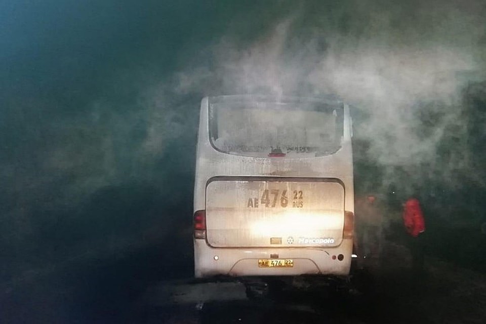 По пути в Кузбасс междугородний автобус вспыхнул на трассе. Фото: ГУ МВД по Алтайскому краю
