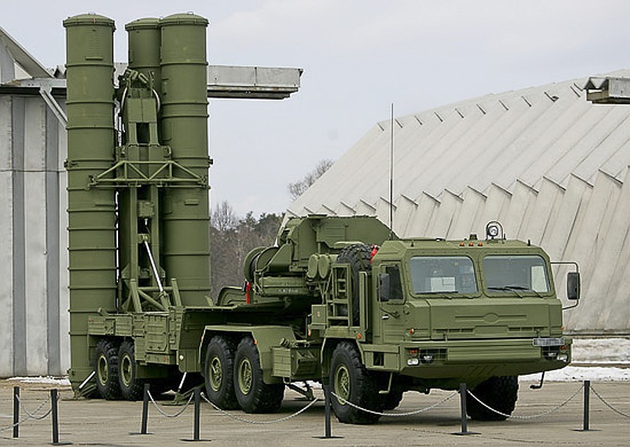 Дальность действия С-400 достигает 400 км, она способна уничтожать цели на высоте до 30 км. Фото с сайта Минобороны РФ